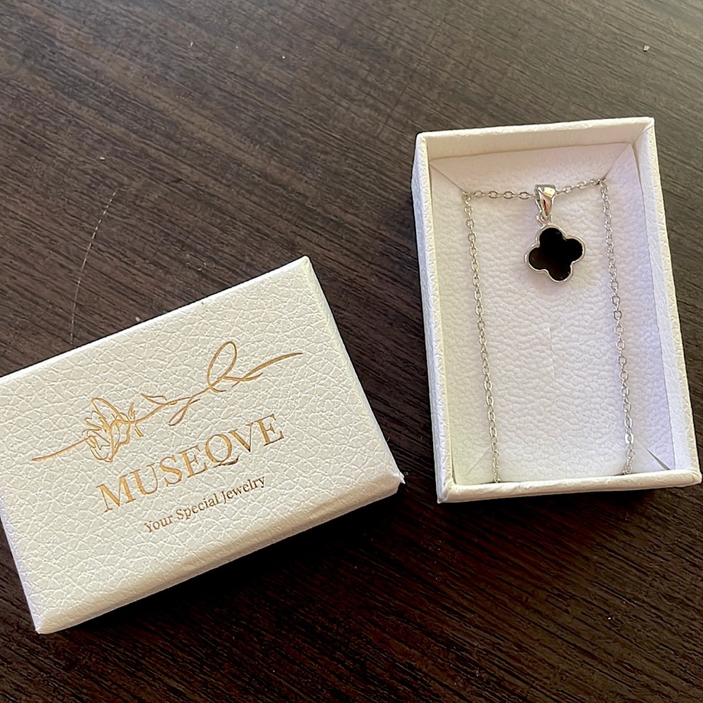Clover necklace NEW never worn